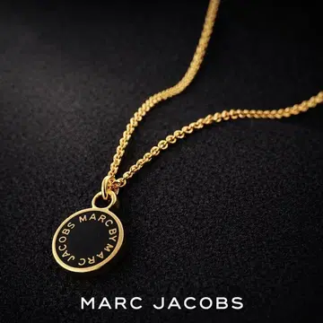 마크제이콥스 에나멜 로고 목걸이