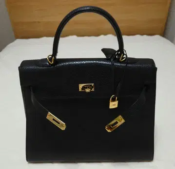 블랙 가죽 서류 가방 골드 금장 장식 포함