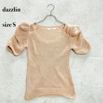 dazzlin 베이지 폼폼 소매 어깨 시스루 반팔 니트 S