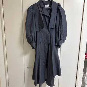 다크 그레이 더블 브레스트 트렌치코트
