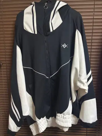 REFLEM 후드티 블랙/화이트