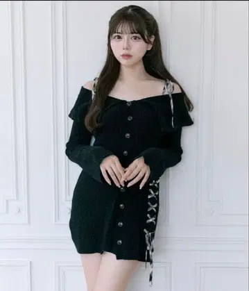 OLIVE des OLIVE 레이스업 오프숄더 니트 원피스