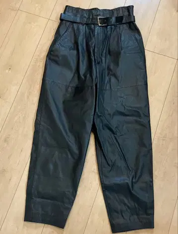 빈티지 벨트 포함 블랙 가죽 팬츠