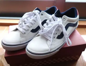 새상품급 Vans 스니커즈 23.5cm