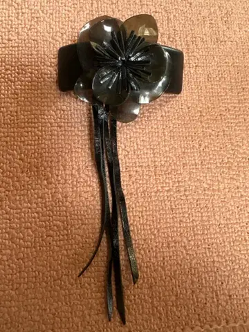 천연 가죽 블랙 꽃 모티브 브로치