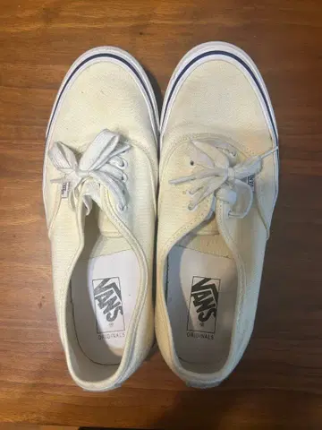 Vans 화이트 스니커즈 authentic