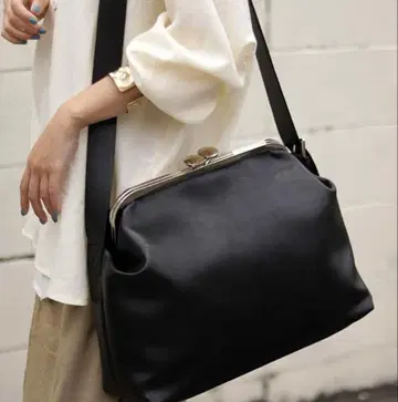 새상품 안티카 antiqua 가마구치 숄더백 가죽 블랙