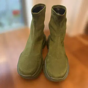 YELLO 카키 스웨이드 통굽 숏부츠