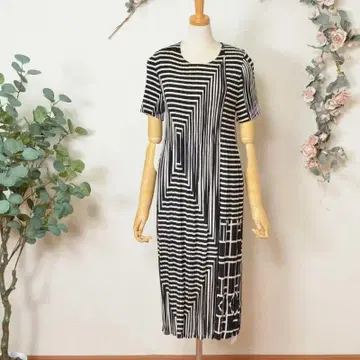 M~L 지오메트릭 패턴 플리츠 원피스 반팔 여성용/블랙