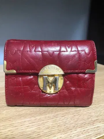 METROCITY 빨간색 엠보싱 가공 키케이스