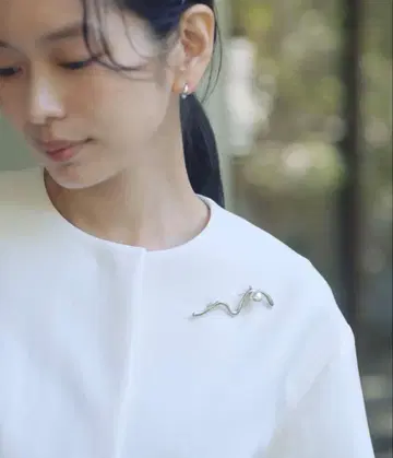 그린 레이블 릴랙싱 웨이브&모조 진주 브로치