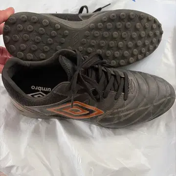 엄브로 축구화 블랙/오렌지 26.5cm