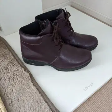 다크 퍼플 가죽 지퍼 부츠