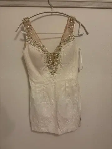 화이트 V넥 타이트 드레스 로브 드 플뢰르