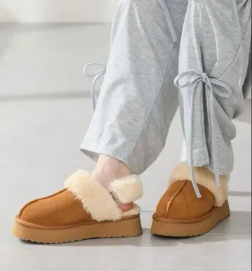 [미사용 새상품] 오리엔탈 트래픽 통굽 무스탕 2way 샌들