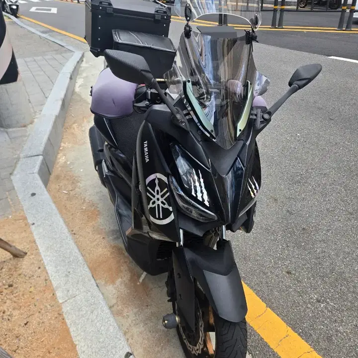 XMAX (2021) 4
