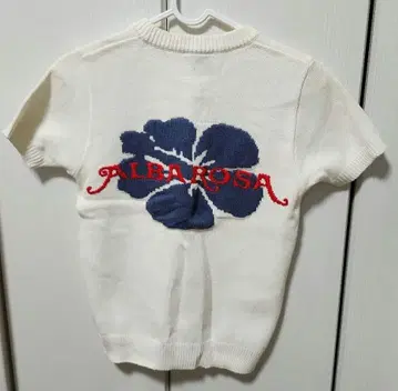 ALBAROSA 반팔 니트 화이트 하이비스커스 로고