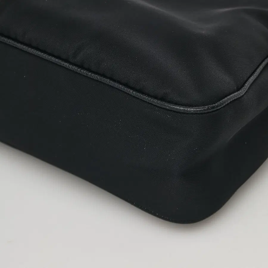 Prada Re-Edition 2005 Re-Nylon 单肩包