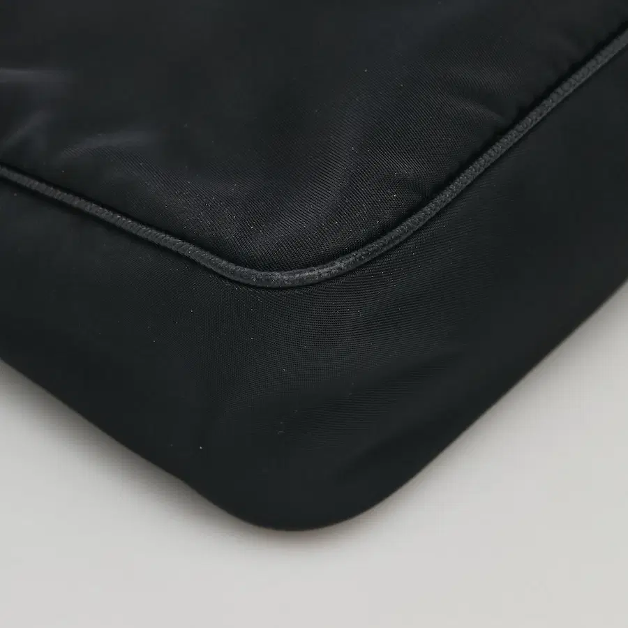 Prada Re-Edition 2005 Re-Nylon 单肩包