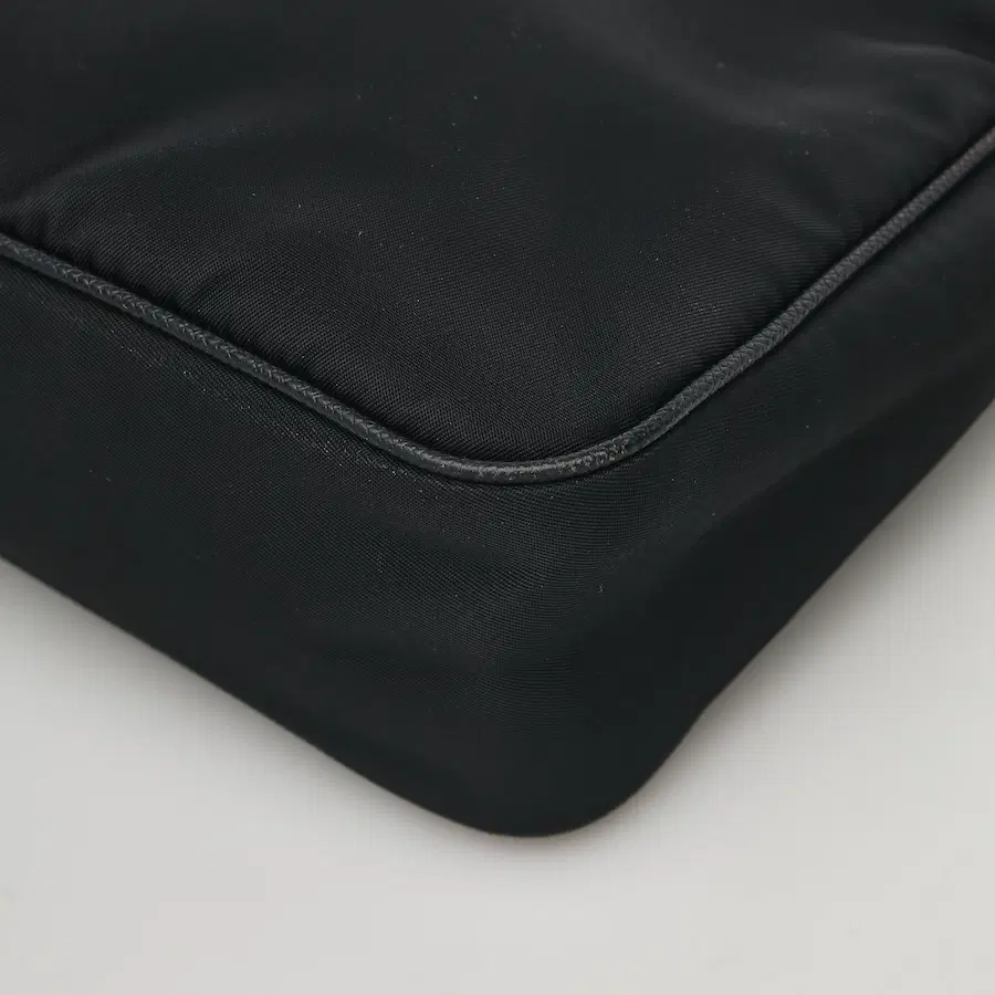 Prada Re-Edition 2005 Re-Nylon 单肩包