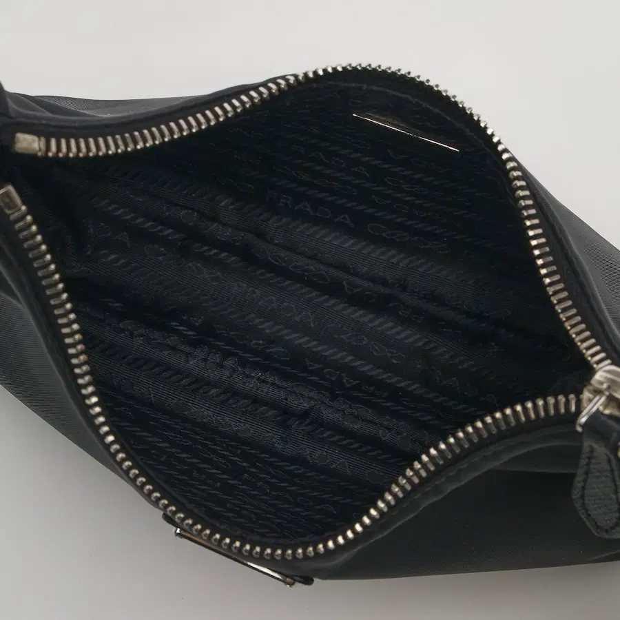 Prada Re-Edition 2005 Re-Nylon 单肩包