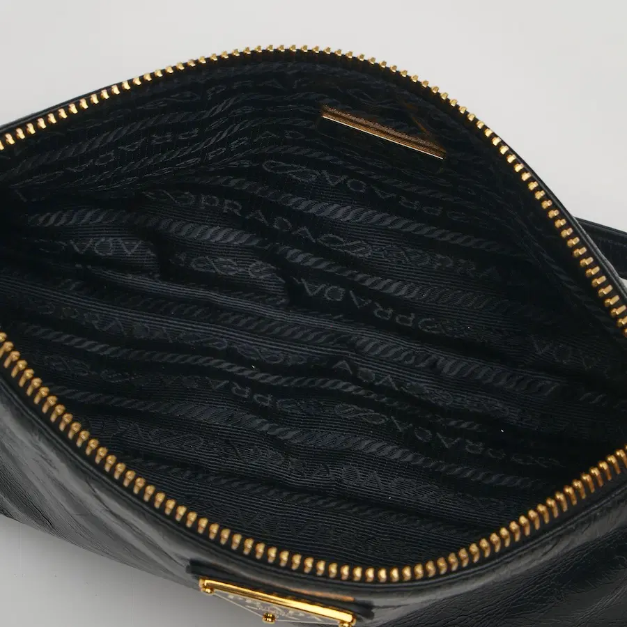 Prada Re-Edition 2002 皮革单肩包