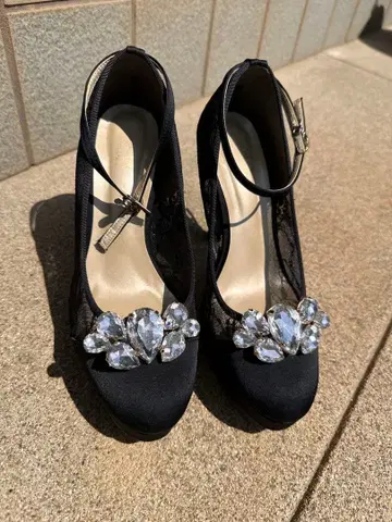 비쥬 장식 블랙 레이스 하이힐 펌프스