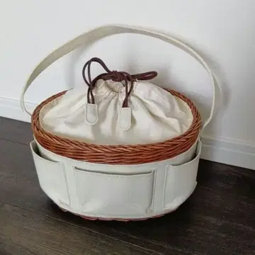 FOXEY 라탄 바스켓백 화이트 가죽
