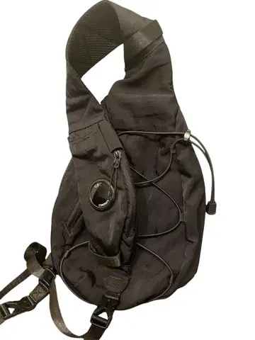 C.P. Company 블랙 슬링 숄더백