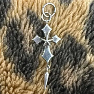 장 폴 고티에 크로스 펜던트 탑