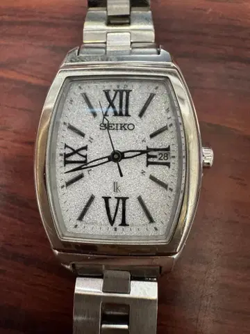 SEIKO 루키아 로마 숫자 인덱스 시계 솔라
