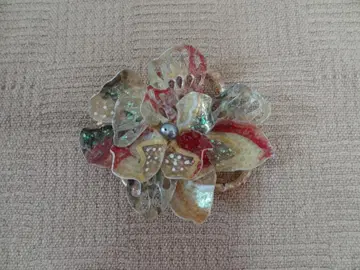 꽃 모양 브로치