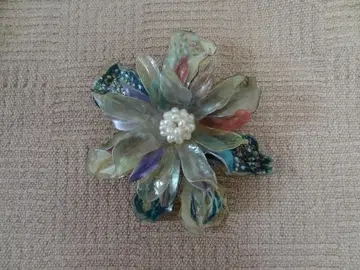다색 꽃 디자인 브로치