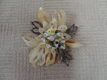꽃 모양 브로치 크림색과 브라운
