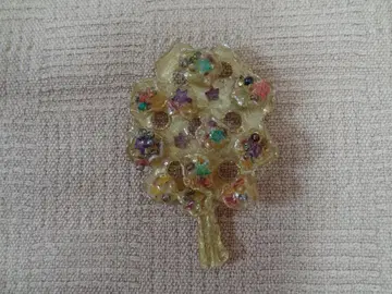 컬러풀한 비즈 나무 브로치