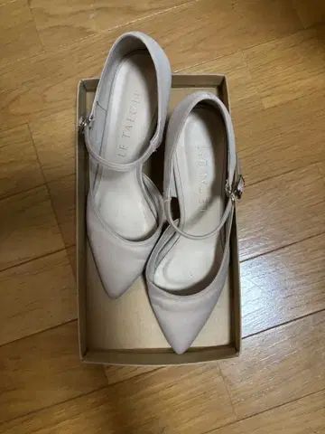 르 탈론 화이트 스틸레토 하이힐