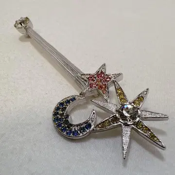 칼 라거펠트 실버 컬러 스타 문 브로치