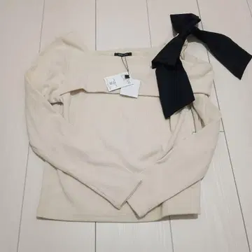 새상품 oneway 오프숄더 스퀘어 넥 긴팔 상의