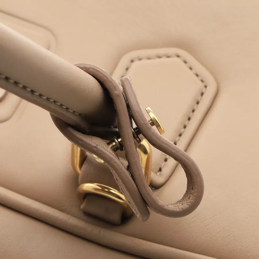 Miu Miu Arcadie 中号皮革手袋