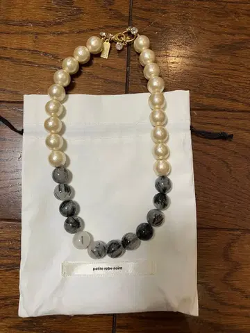 가격 인하 쁘띠 로브 노아르 목걸이