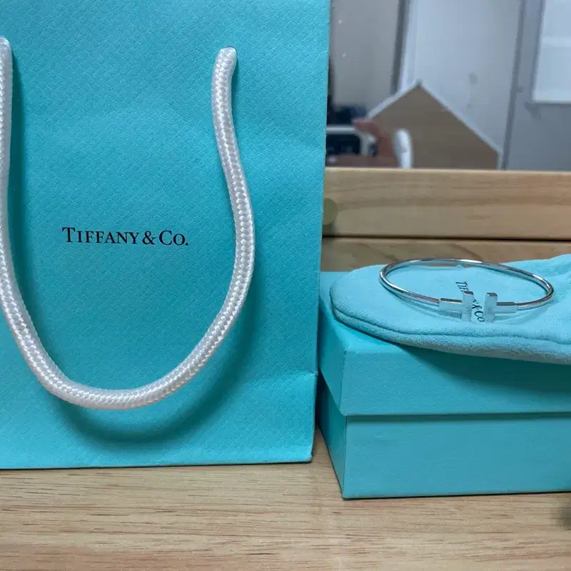 티파니 T 와이어 팔찌 미듐