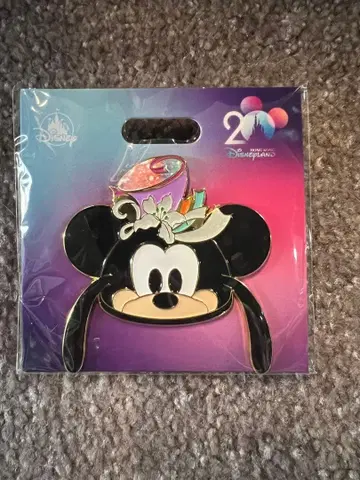 새상품 홍콩 디즈니 구피 핀 배지 20주년 이어 햇