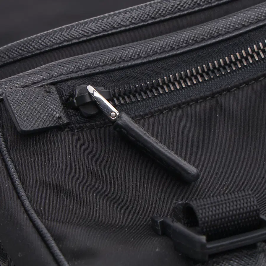 Prada Saffiano & Re-Nylon 单肩包