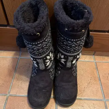 블랙 눈꽃송이 무늬 어그 부츠 M 사이즈