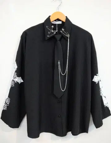 NUAGE 넥타이 포함 안전 핀 셔츠 블랙