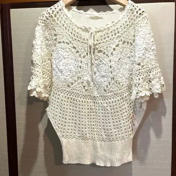 그레이스 콘티넨탈 레이스 뜨기 크림색 상의 크로셰