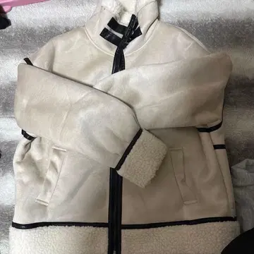 화이트 무스탕 자켓