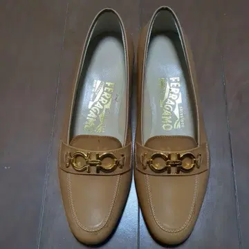 Ferragamo 베이지 로퍼 골드 버클