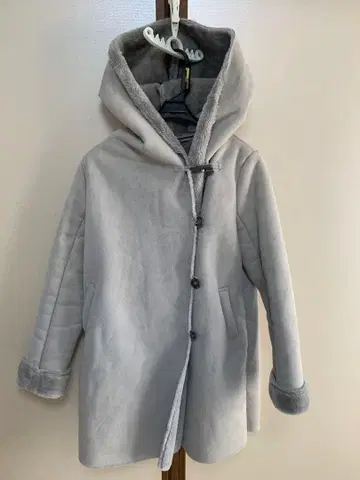 그레이 후드 부착 무스탕 코트