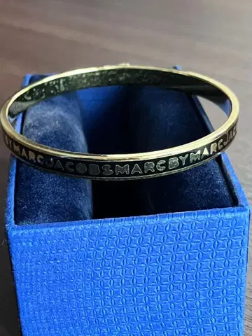 마크제이콥스 팔찌 로고 블랙 x 골드